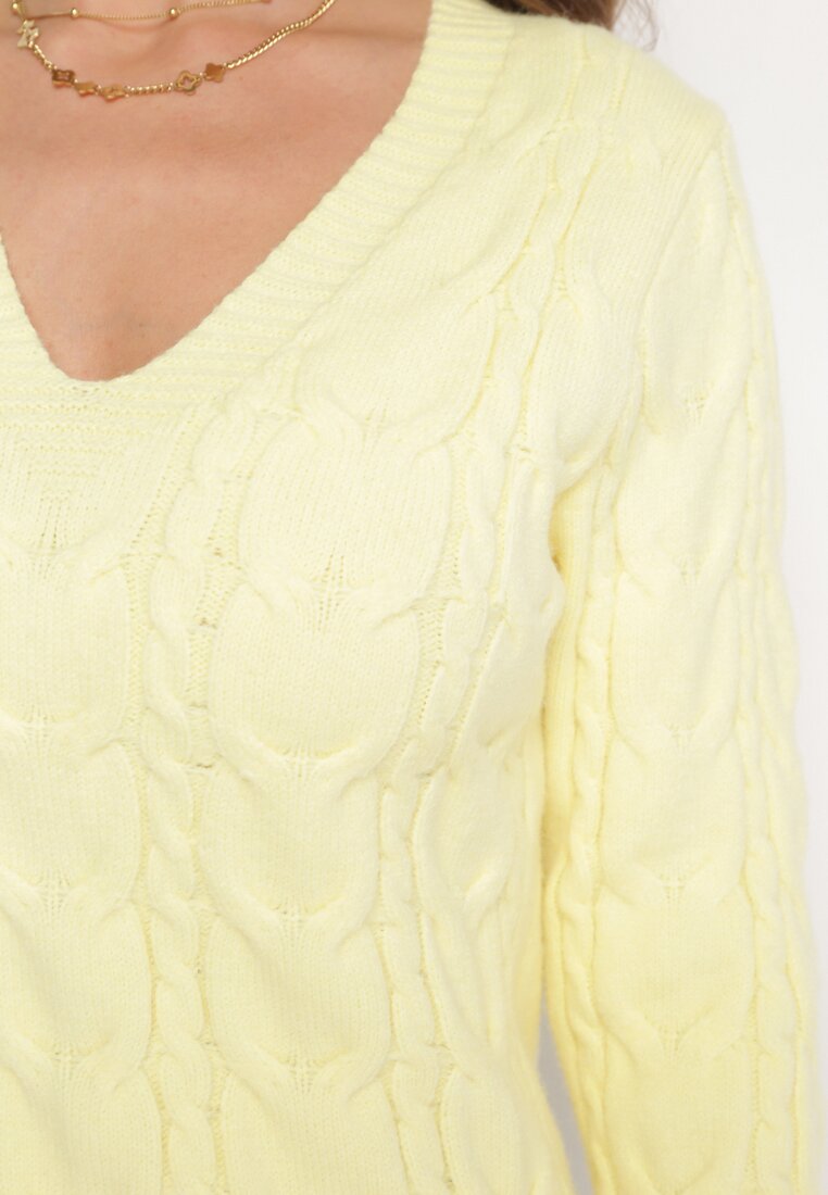 Żółty Sweter w Warkoczykowy Wzór z Dekoltem w Serek Marjas