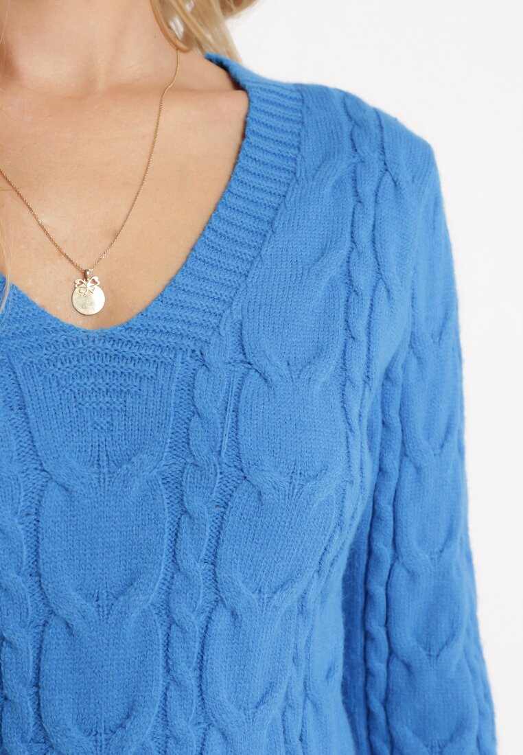 Niebieski Sweter w Warkoczykowy Wzór z Dekoltem w Serek Marjas