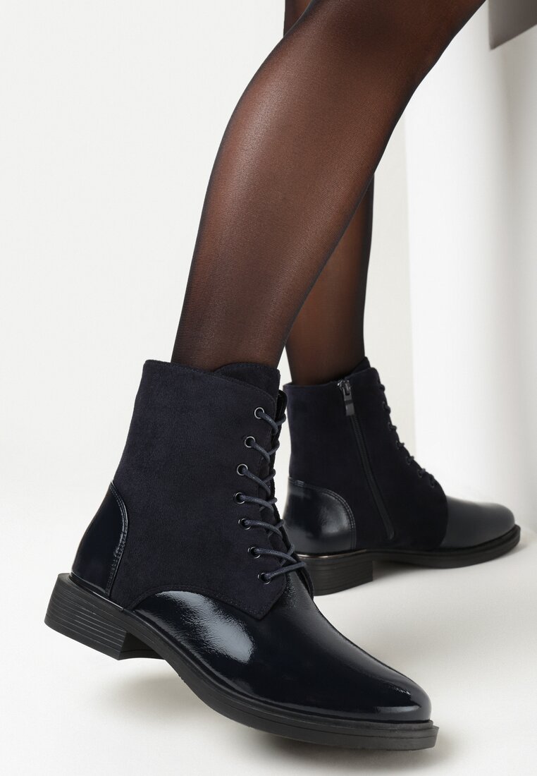 Granatowe Botki z Lakierowanymi Wstawkami i Sznurowaniem Janussia
