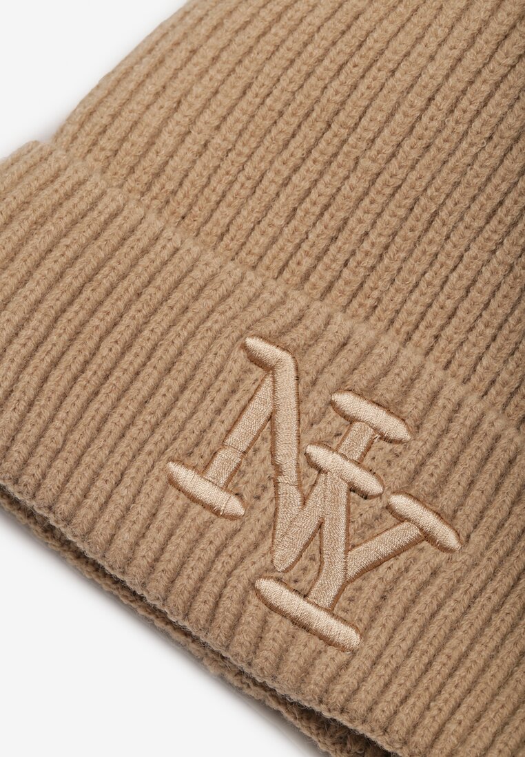Ciemnobeżowa Dzianinowa Czapka Beanie z Haftem Adelheid