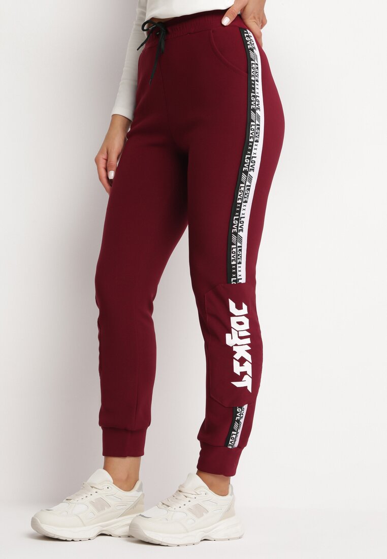 Bordowe Bawełniane Spodnie Dresowe z Lampasami i Ozdobnymi Napisami Sanga