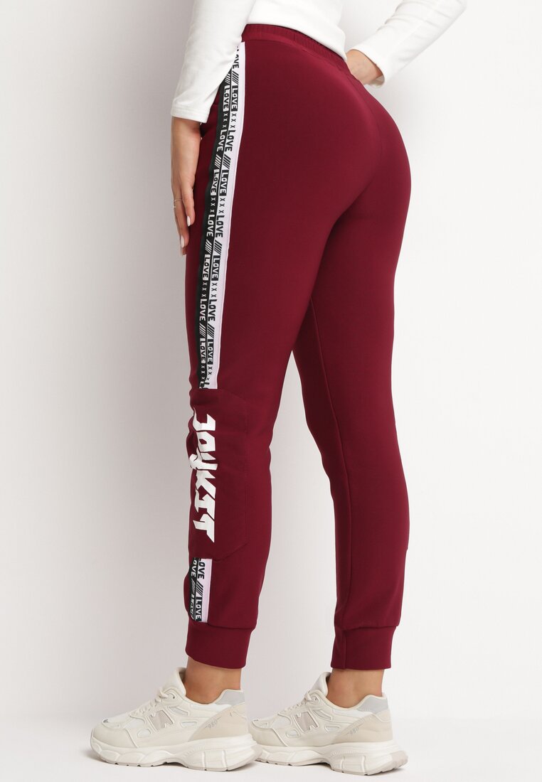 Bordowe Bawełniane Spodnie Dresowe z Lampasami i Ozdobnymi Napisami Sanga