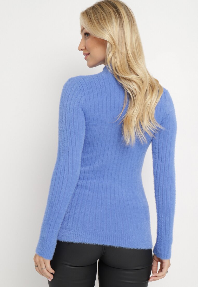 Niebieski Wełniany Sweter z Dłuższym Włosiem i Ozdobnymi Guzikami Avelio