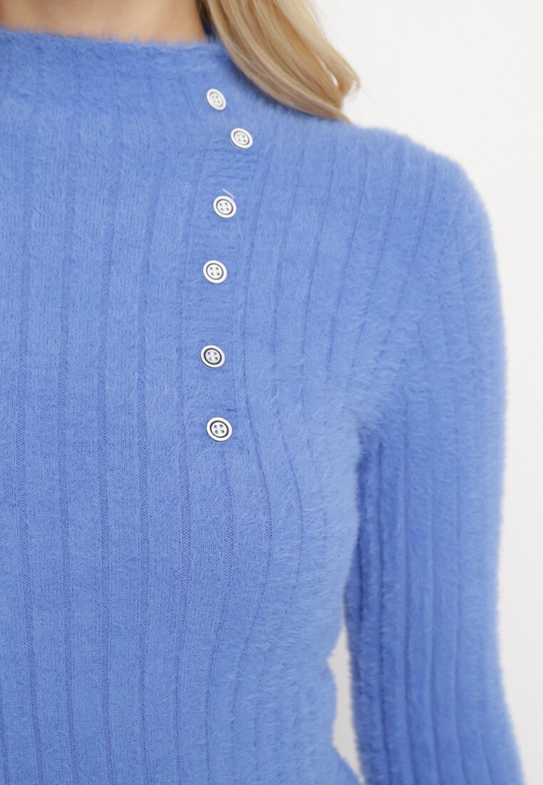 Niebieski Wełniany Sweter z Dłuższym Włosiem i Ozdobnymi Guzikami Avelio