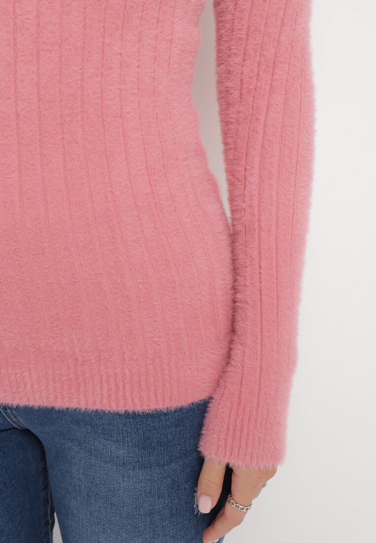 Różowy Wełniany Sweter z Dłuższym Włosiem i Ozdobnymi Guzikami Avelio