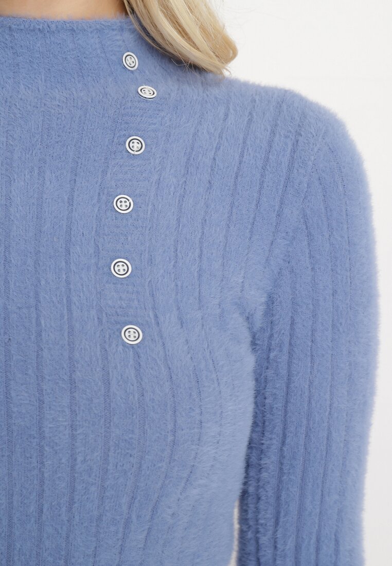 Jasnoniebieski Wełniany Sweter z Dłuższym Włosiem i Ozdobnymi Guzikami Avelio