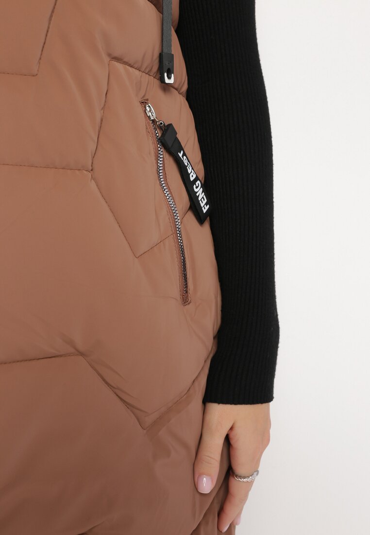 Brązowa Kamizelka o Wydłużonym Fasonie z Pikowaniem i Odpinanym Kapturem  Berovia