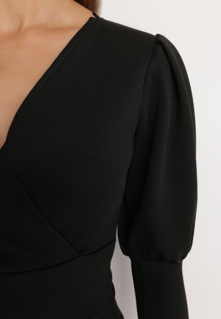 Czarna Asymetryczna Sukienka Mini z Kopertowym Dekoltem Keomia
