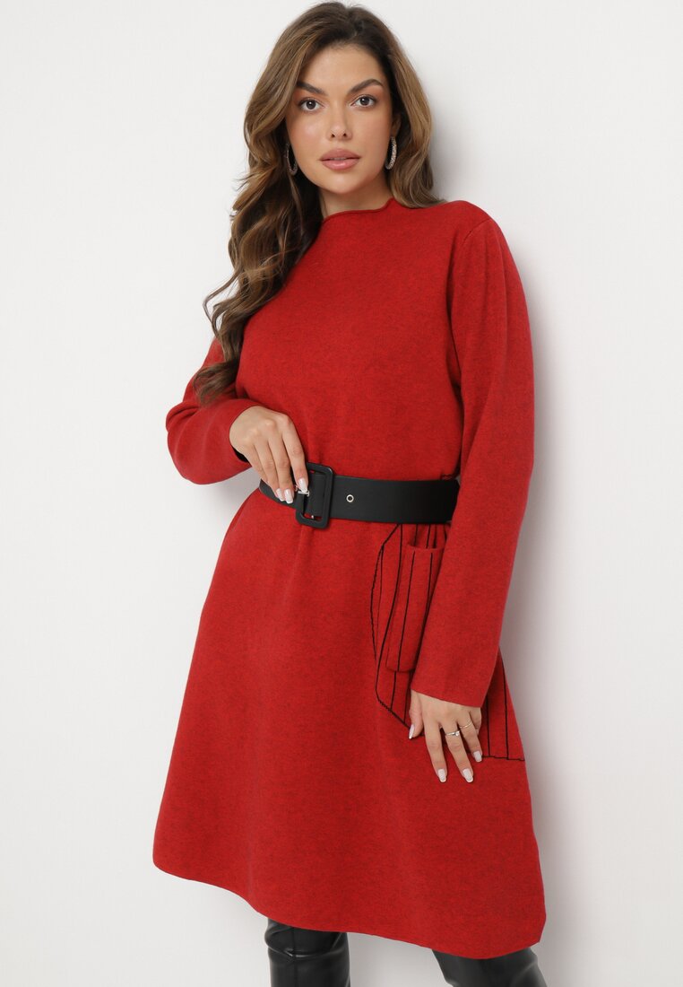Czerwona Dzianinowa Sukienka Midi Ponczo w Trapezowym Stylu i z Ozdobną Kieszenią Thalorin