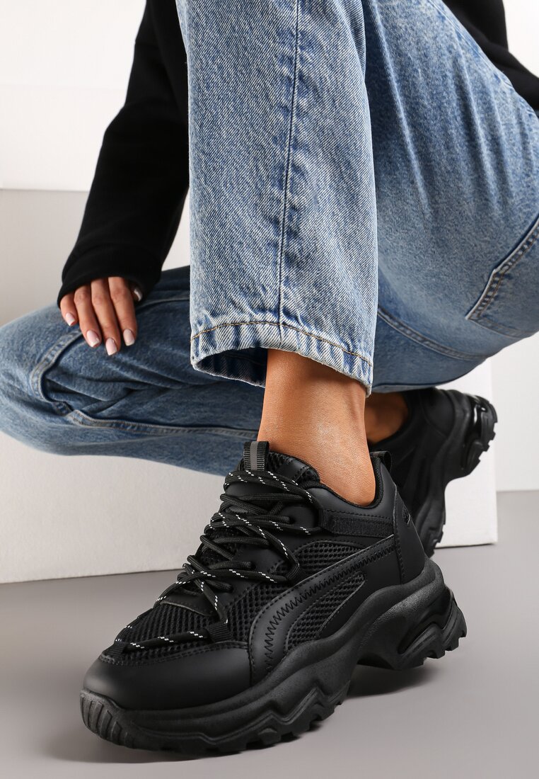 Czarne Sneakersy na Tłoczonej Podeszwie z Ozdobnym Sznurowaniem i Wstawkami z Siateczki Xerxia