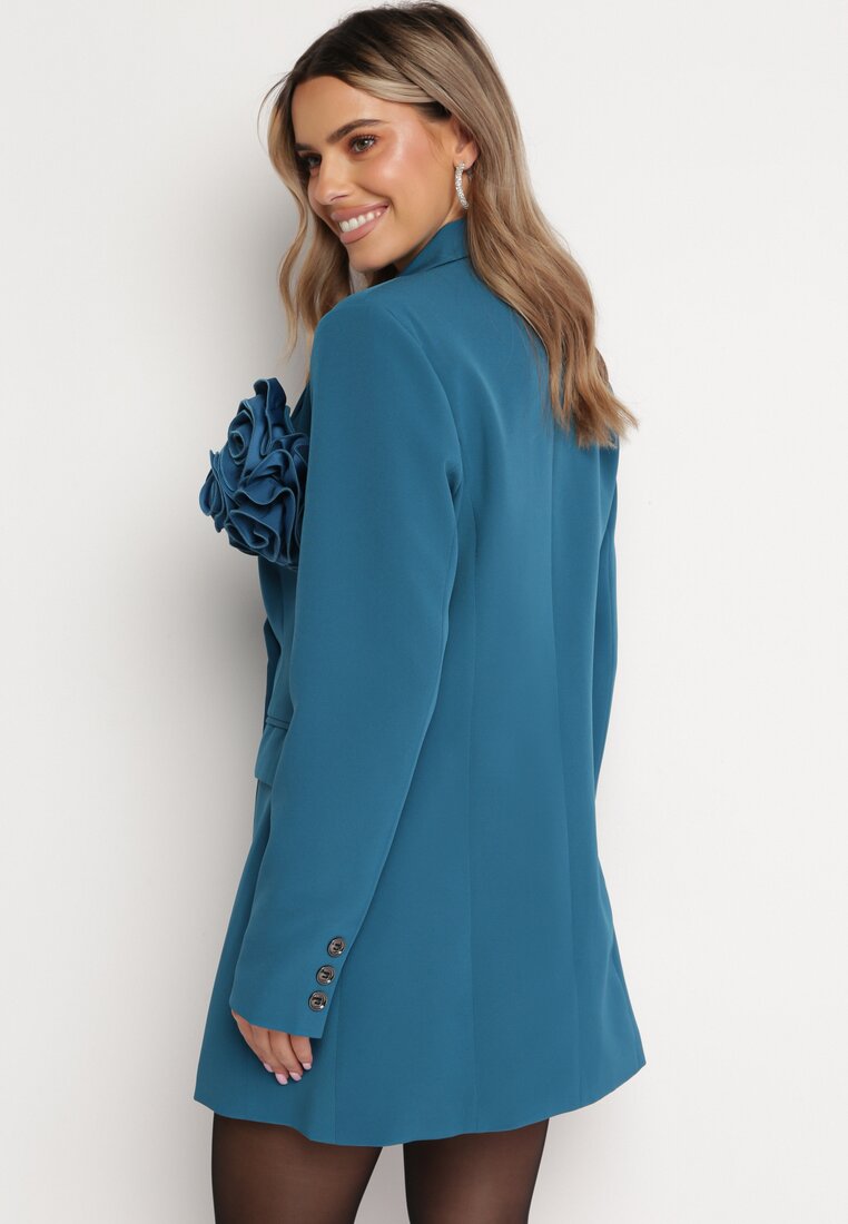 Niebieska Sukienka Mini Marynarka z Kopertowym Dekoltem i Ozdobnym Kwiatem Celestara