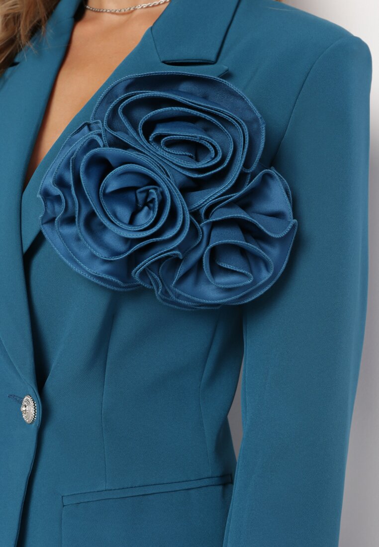 Niebieska Sukienka Mini Marynarka z Kopertowym Dekoltem i Ozdobnym Kwiatem Celestara