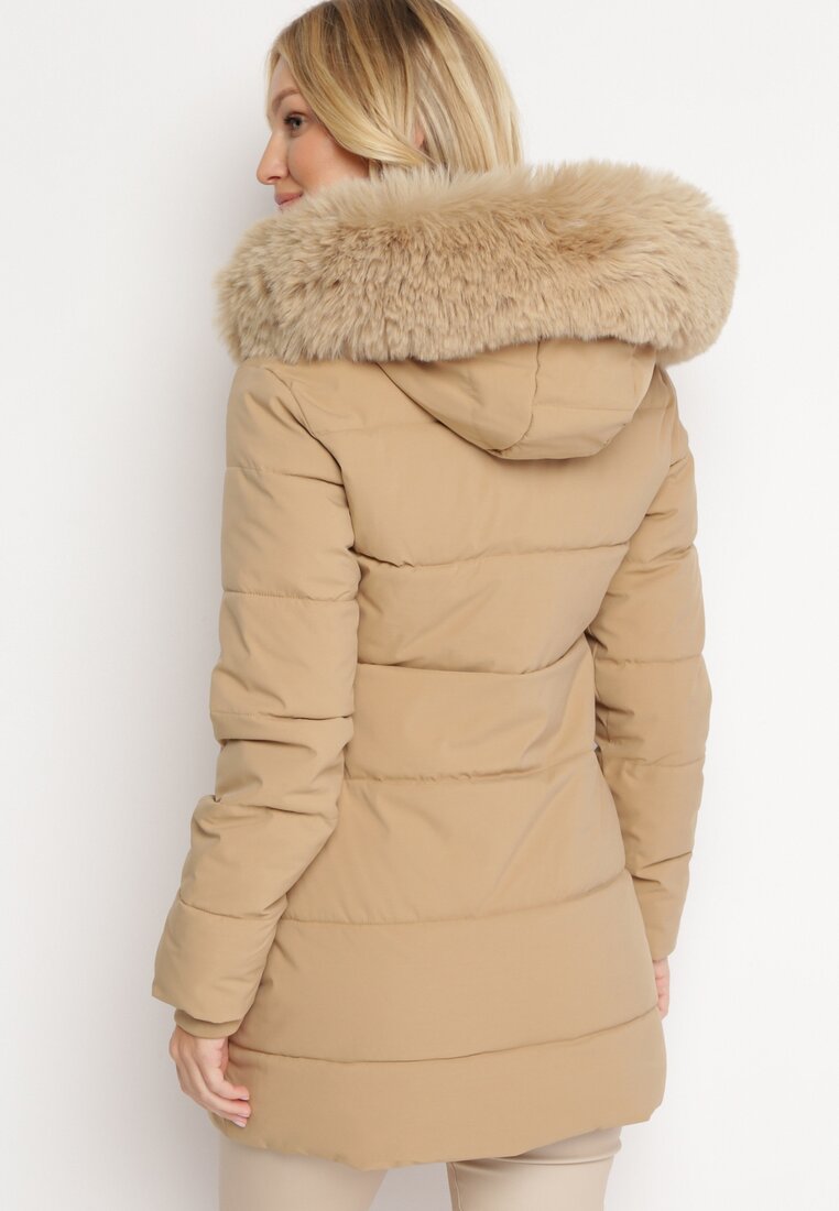 Ciemnobeżowa Kurtka w Geometryczne Pikowanie z Kapturem i Futerkiem Bellinae