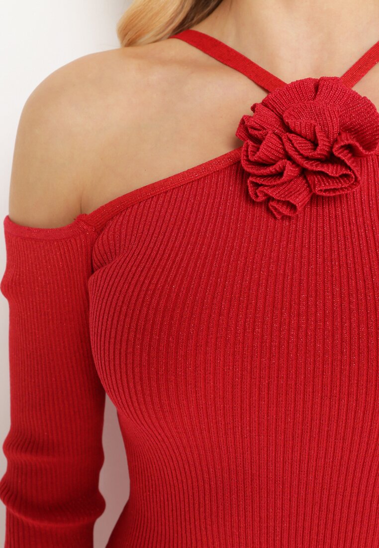 Czerwona Dopasowana Sukienka Midi z Odsłoniętymi Ramionami i Ozdobnym Kwiatem Vorella