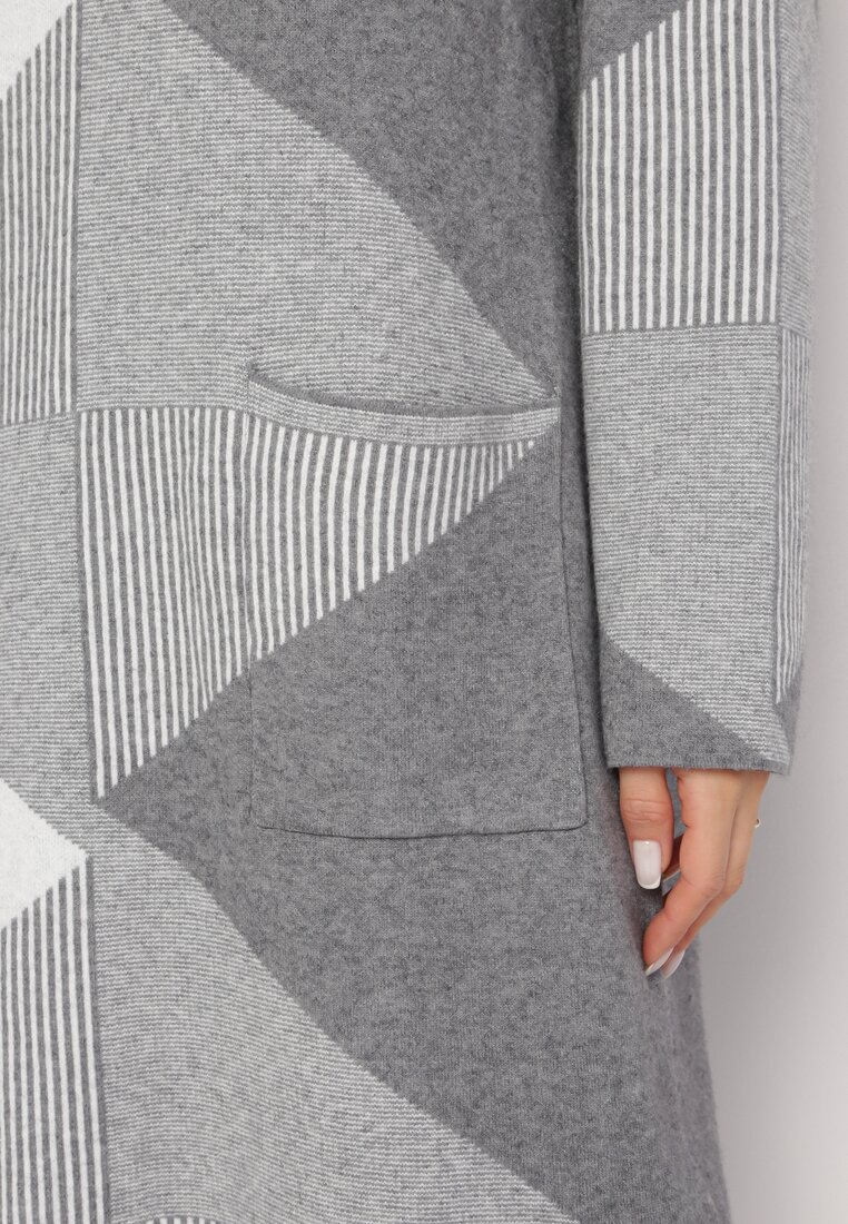 Szara Sweterkowa Sukienka Midi o Luźnym Kroju z Golfem i Geometrycznym Wzorem Diverna