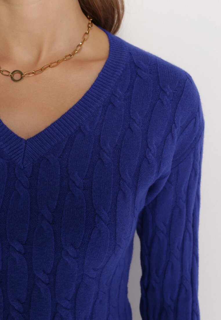 Niebieski Sweter w Warkoczykowy Splot z Trójkątnym Dekoltem Goldria