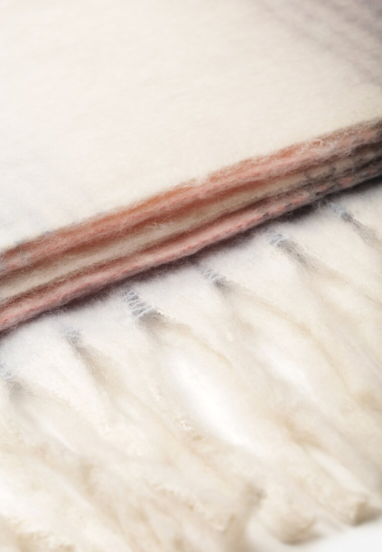 Jasnoróżowy Gruby Szalik z Efektem Ombre i Frędzlami Vielira