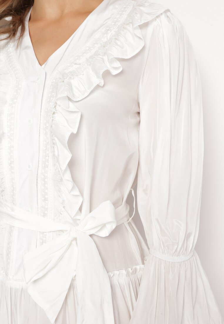 Biała Rozkloszowana Mini Sukienka z Ozdobnymi Falbanami Guzikami i Materiałowym Paskiem w Talii Miorma