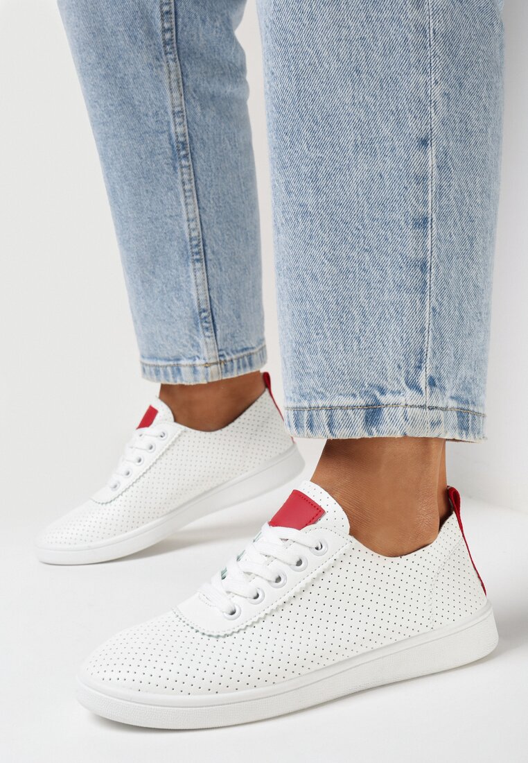 Biało-Czerwone Tenisówki z Ozdobną Perforacją Vilene