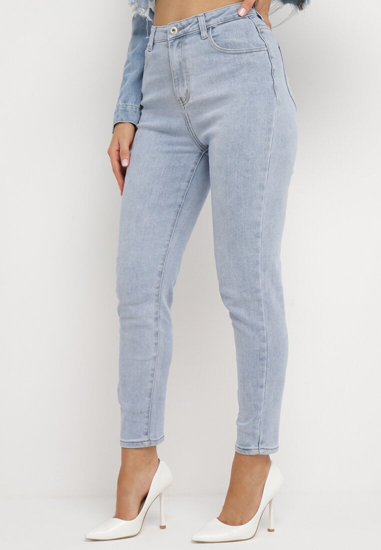 Niebieskie Jeansy Mom Fit z Regularną Talią i Zwężanymi Nogawkami Zeliti