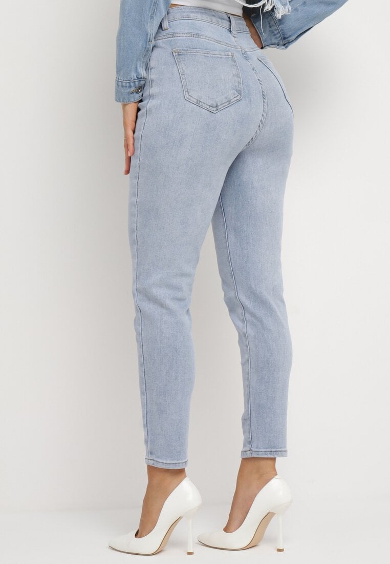 Niebieskie Jeansy Mom Fit z Regularną Talią i Zwężanymi Nogawkami Zeliti