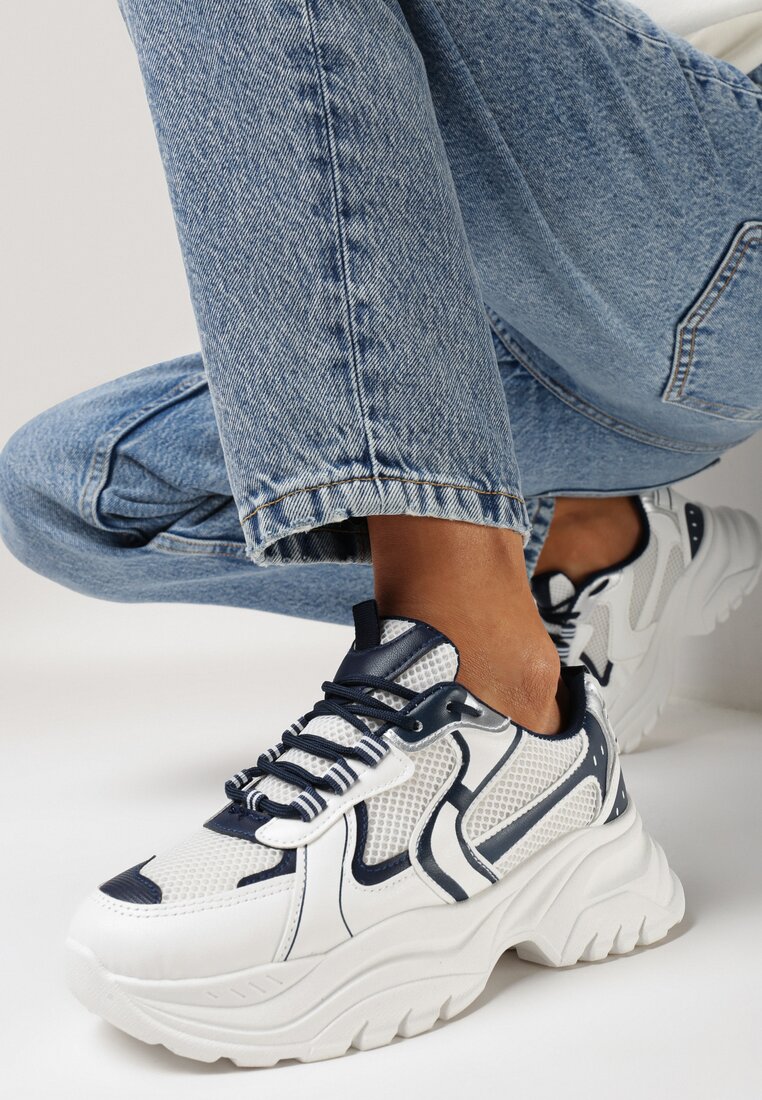 Biało-Niebieskie Sneakersy ze Wstawkami z Metalicznej Ekoskóry i Ozdobnymi Przeszyciami Mirael