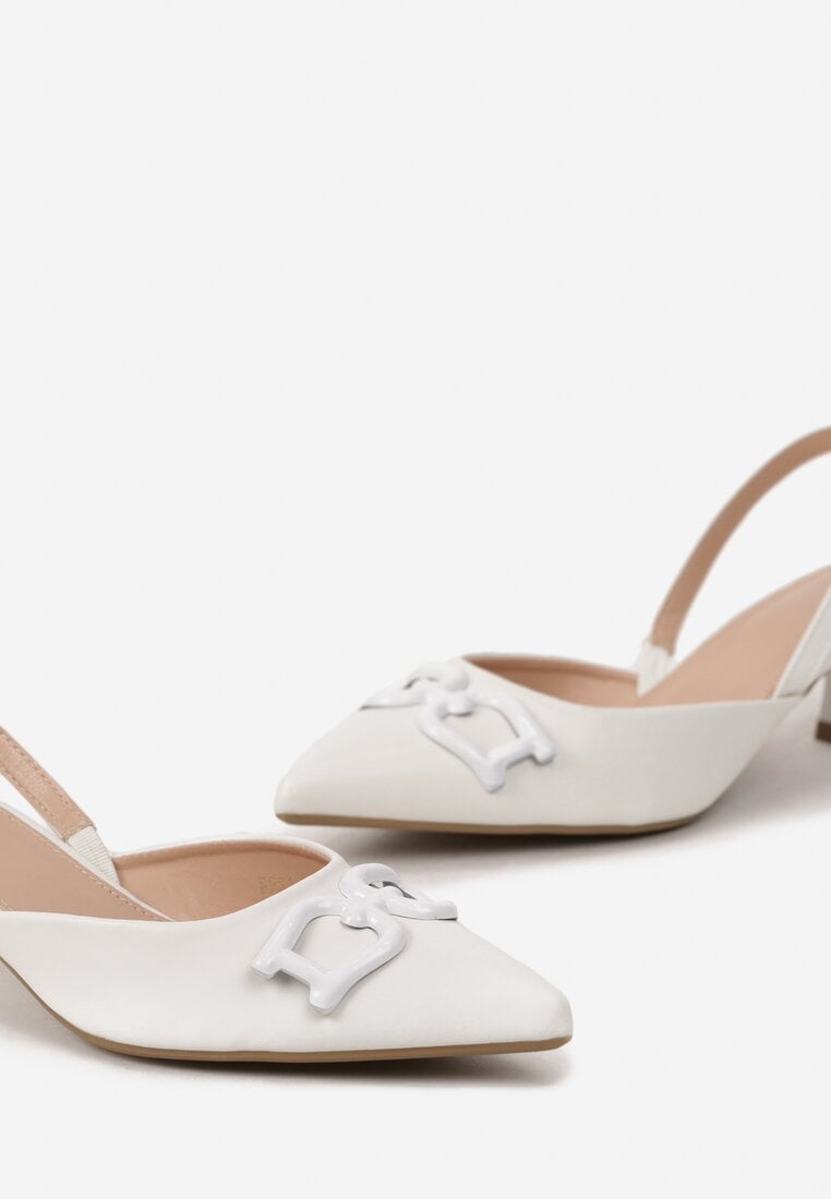Białe Sandały na Niskim Obcasie ze Szpiczastym Noskiem i Metalową Klamrą Larnie
