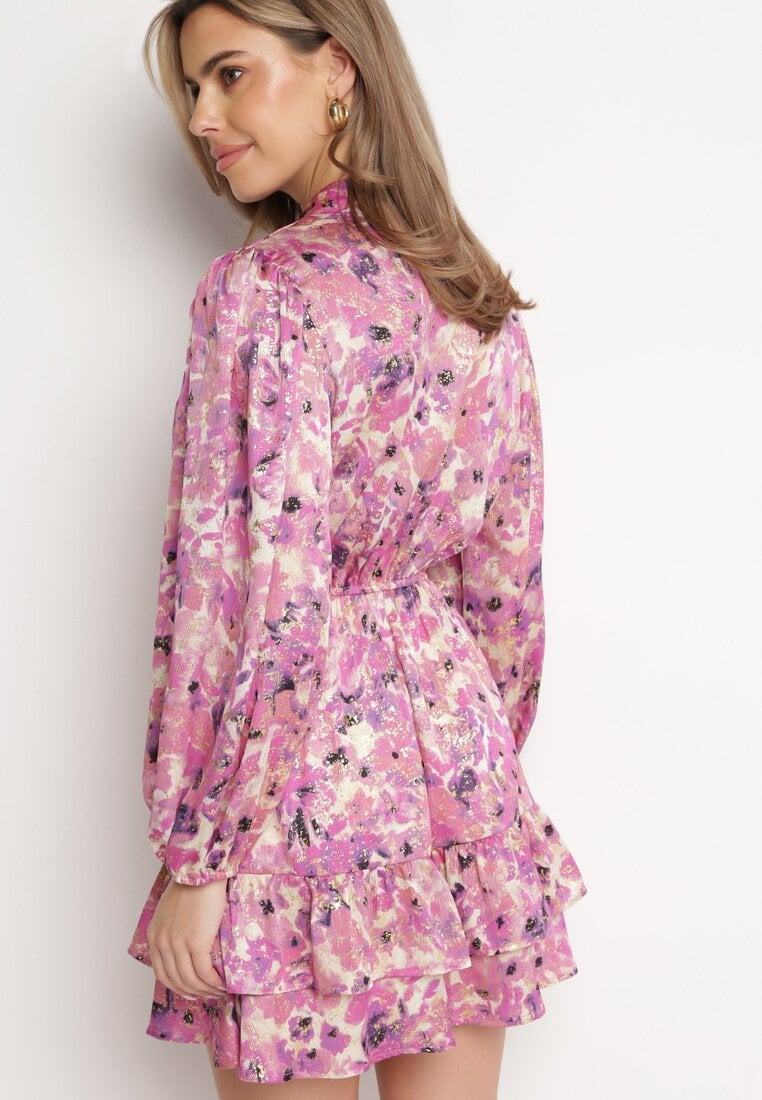 Różowo-Fioletowa Sukienka Mini w Kwiaty z Błyszczącą Nitką i Falbankami Alirne