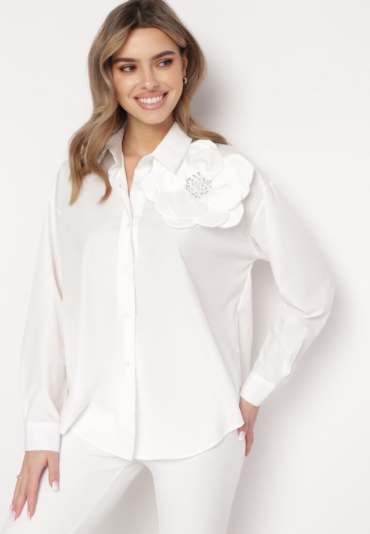 Biała Gładka Koszula na Guziki z Ozdobnym Kwiatem Wenia