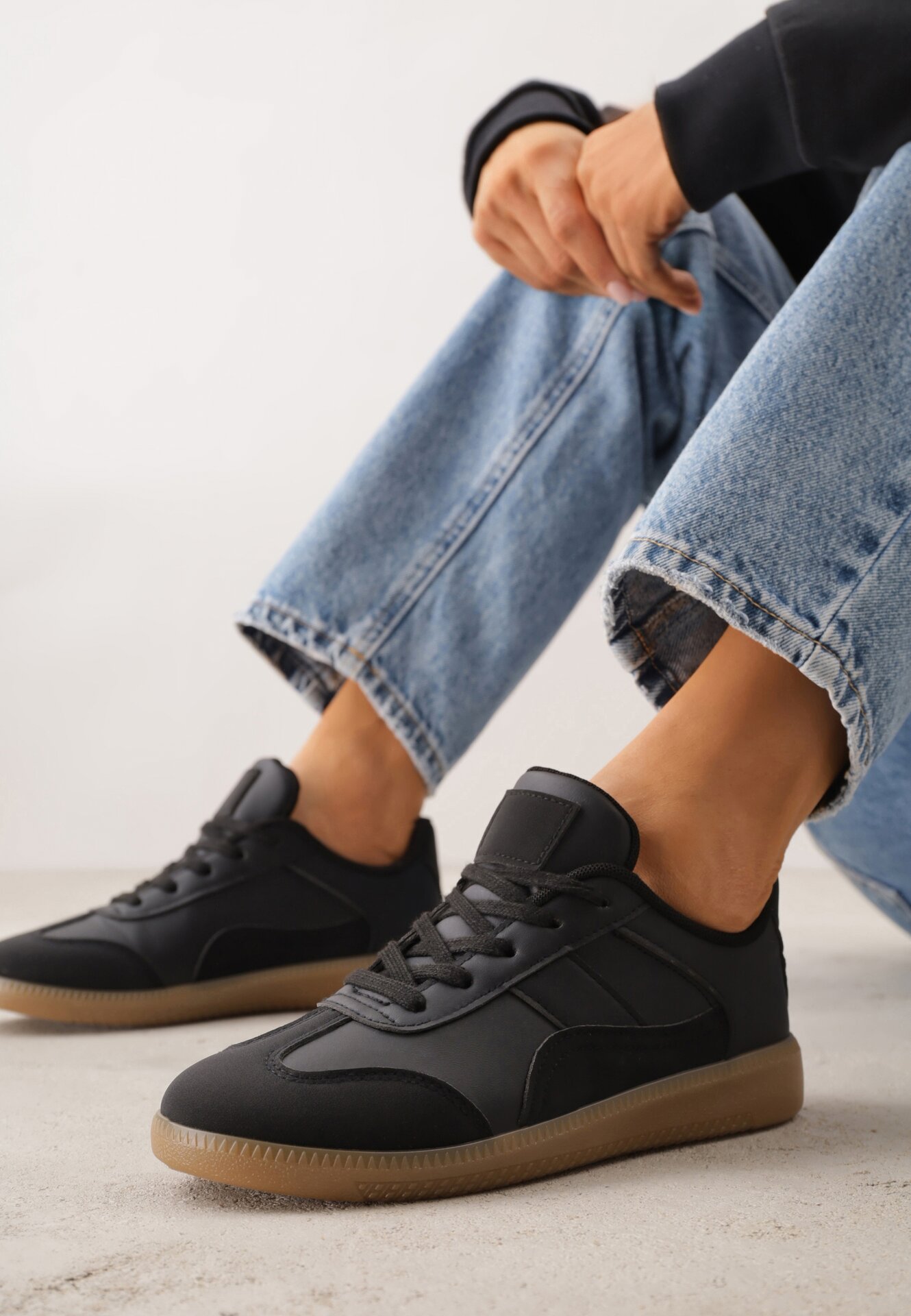 Czarne Sneakersy przed Kostkę z Ozdobnymi Przeszyciami Erdafa