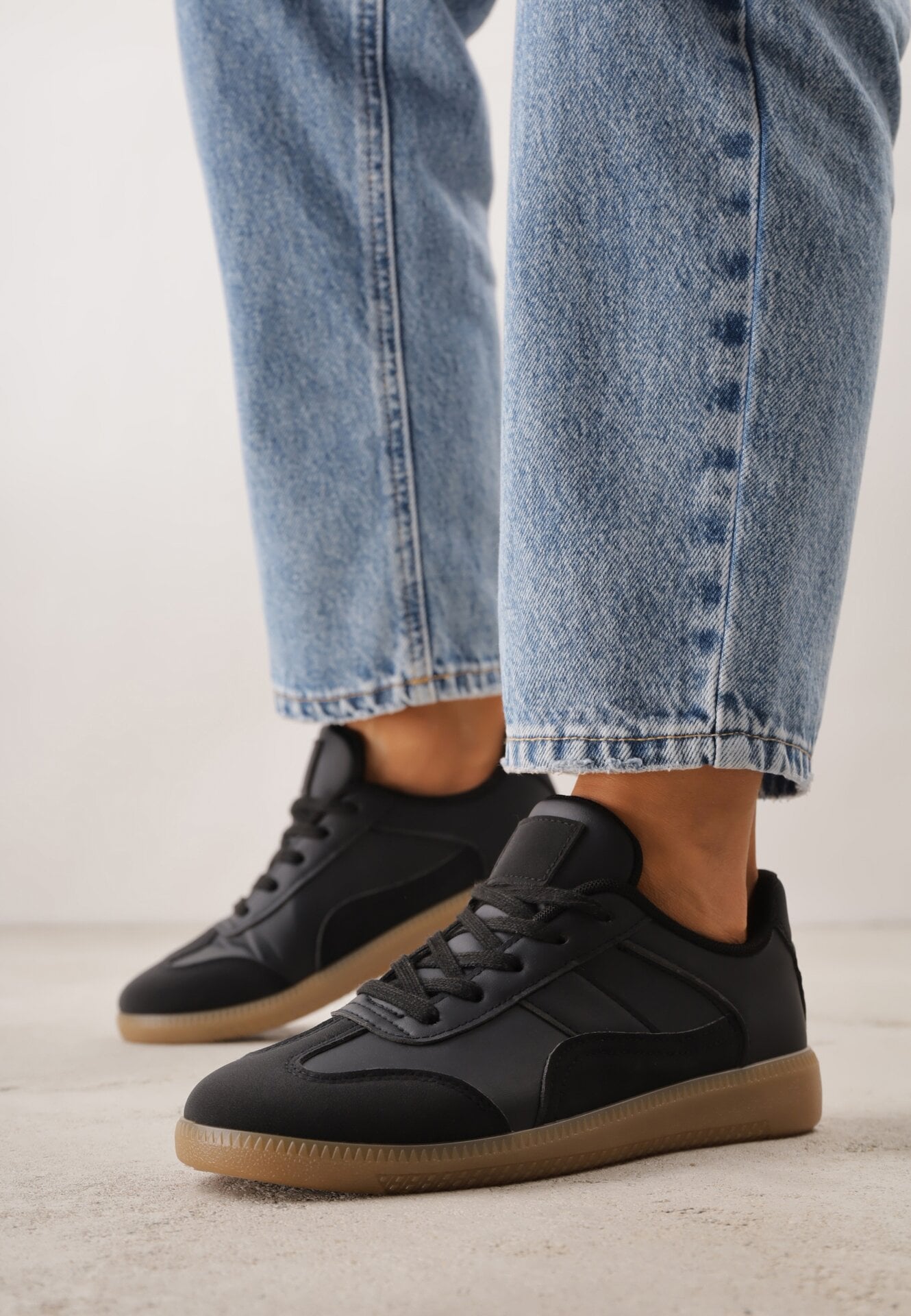 Czarne Sneakersy przed Kostkę z Ozdobnymi Przeszyciami Erdafa