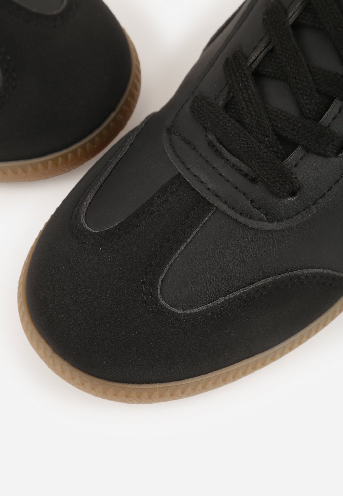 Czarne Sneakersy przed Kostkę z Ozdobnymi Przeszyciami Erdafa