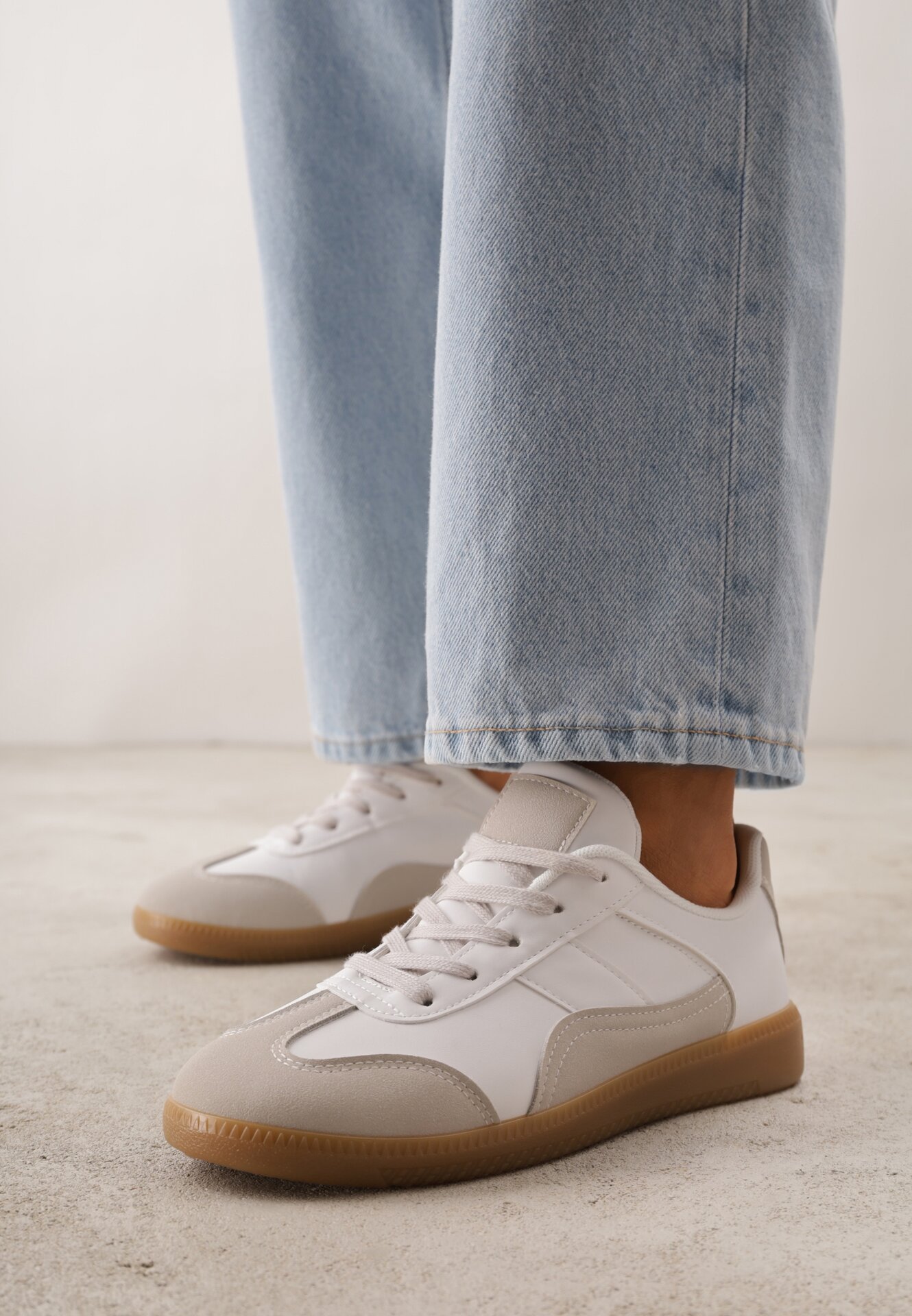 Biało-Szare Sneakersy przed Kostkę z Ozdobnymi Przeszyciami Erdafa