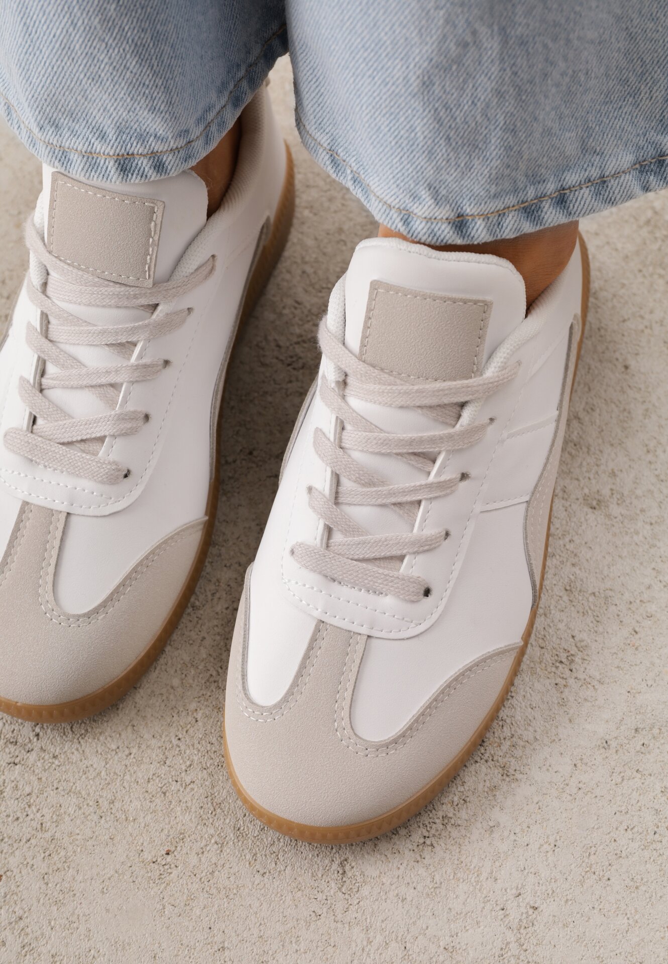 Biało-Szare Sneakersy przed Kostkę z Ozdobnymi Przeszyciami Erdafa