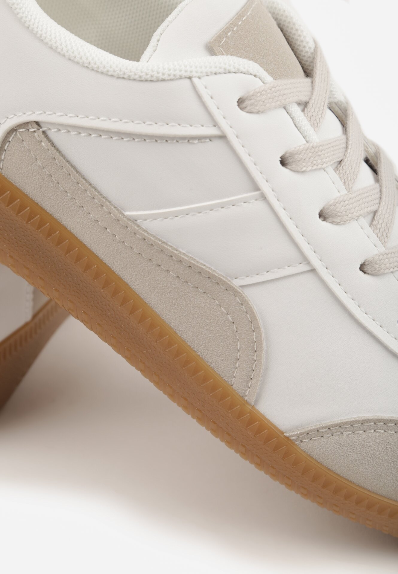 Biało-Szare Sneakersy przed Kostkę z Ozdobnymi Przeszyciami Erdafa