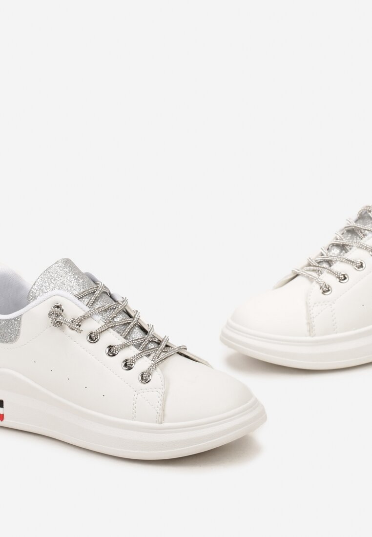 Biało-Srebrne Sneakersy z Biżuteryjnym Wiązaniem i Brokatowymi Wstawkami Eleria
