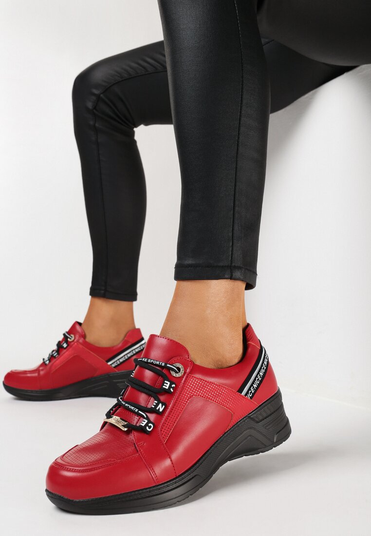 Czerwone Sneakersy na Niskim Koturnie z Ozdobnymi Napisami ze Skórzaną Wkładką Drilvia