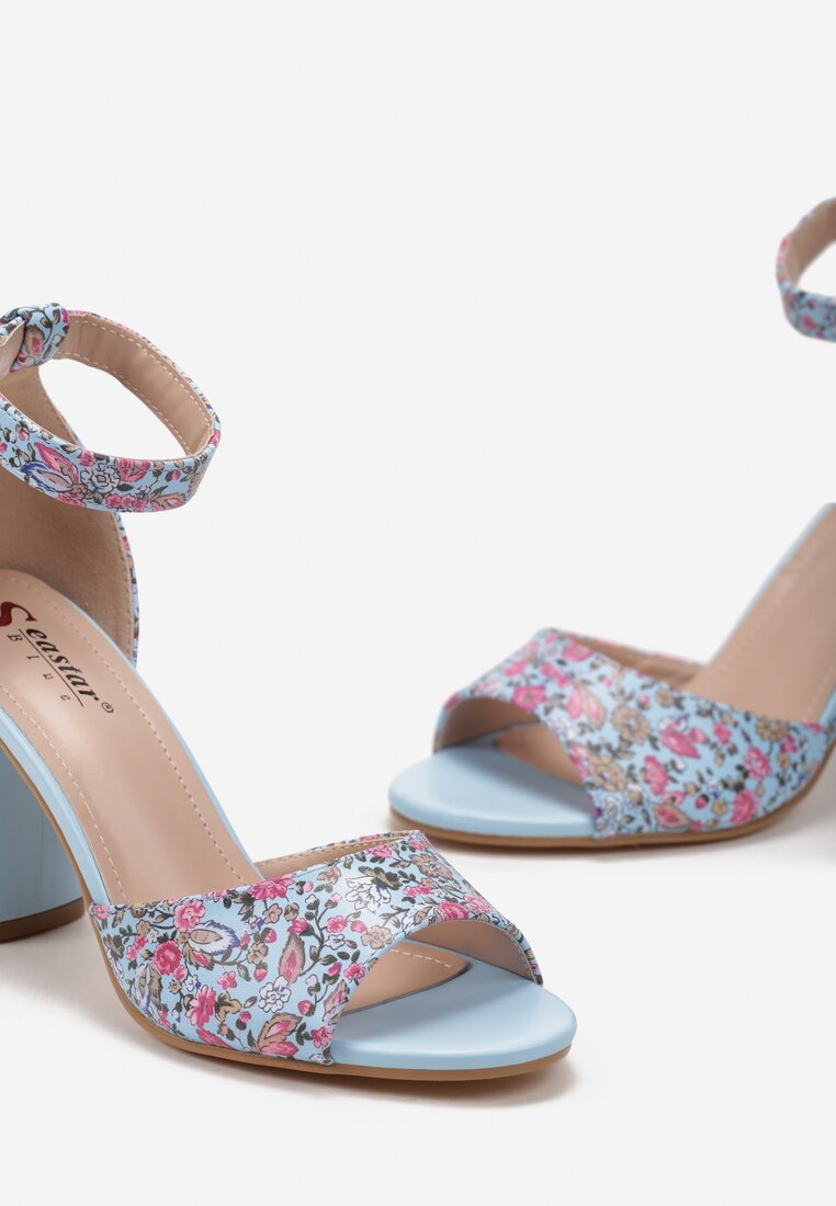 Niebieskie Sandały na Słupku z Kwiatowym Printem Avelema