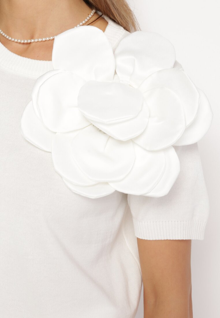 Biała Wiskozowa Bluzka z Aplikacją 3D Kwiatkiem Sallron
