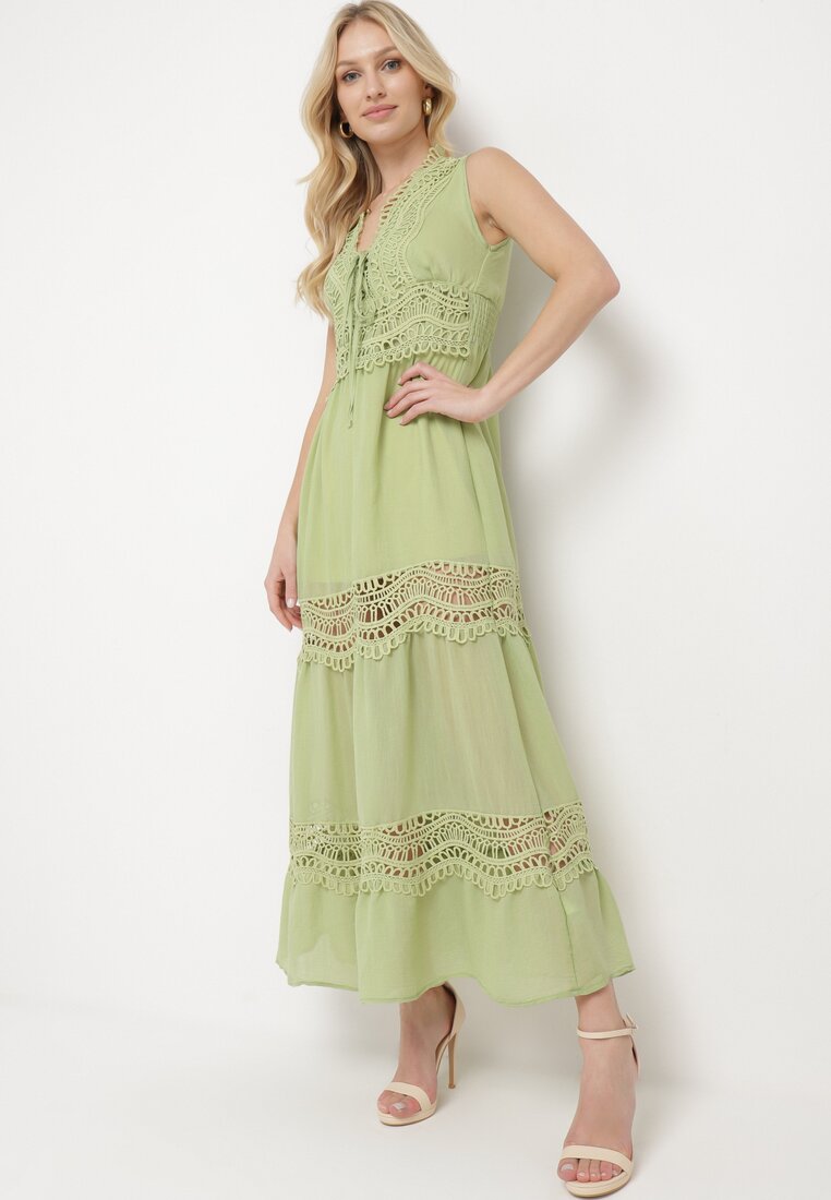 Zielona Rozkloszowana Sukienka z Ażurowymi Zdobieniami Maxi Savanlia