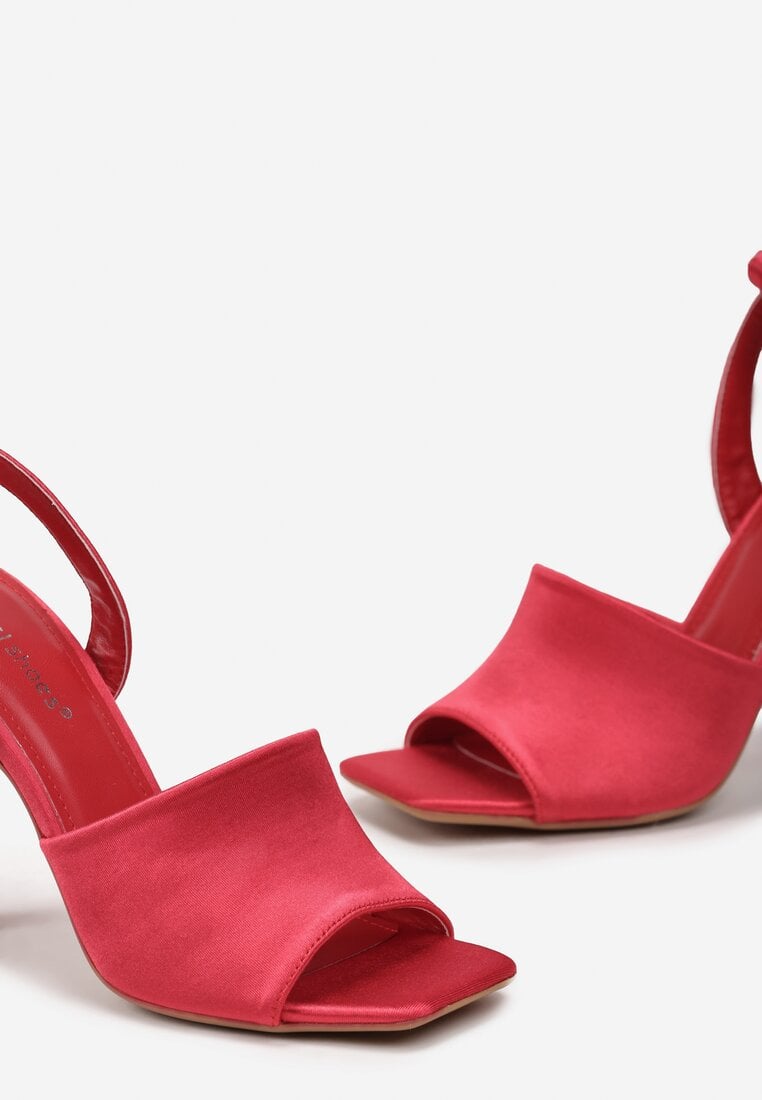 Czerwone Sandały na Szpilce z Łańcuszkiem Wokół Kostki Malla
