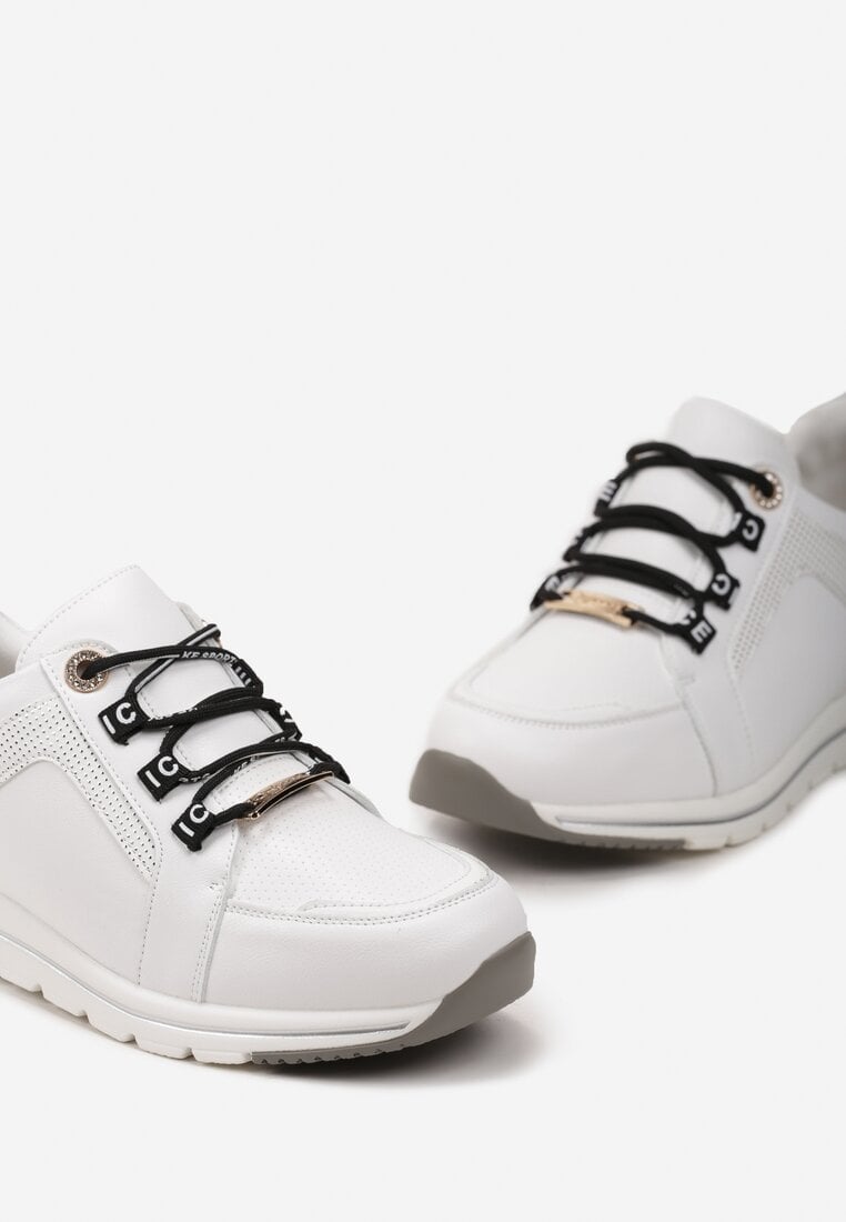 Białe Sneakersy Sznurowane z Metalową Wstawką i Perforacją ze Skórzaną Wkładką Pixia