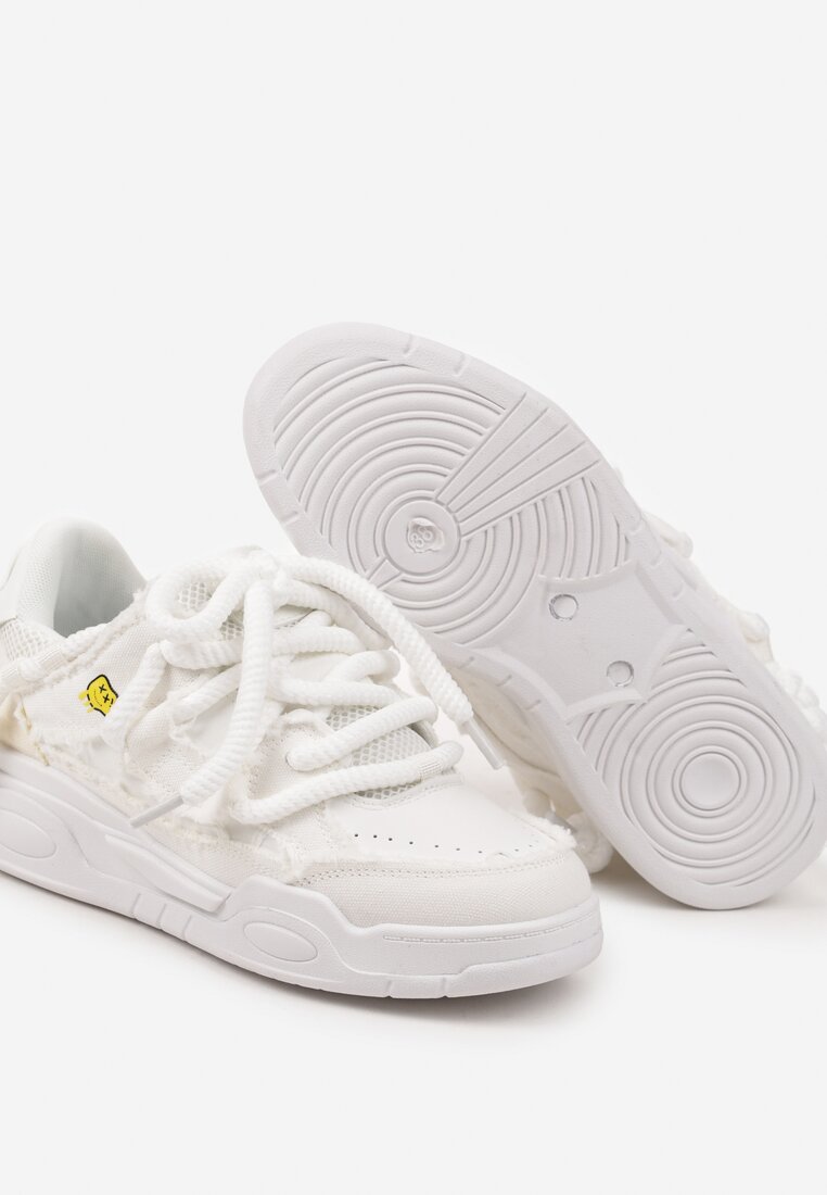 Białe Sneakersy z Szerokimi Sznurówkami Zdobione Materiałowymi Wstawkami i Perforacją Niriela