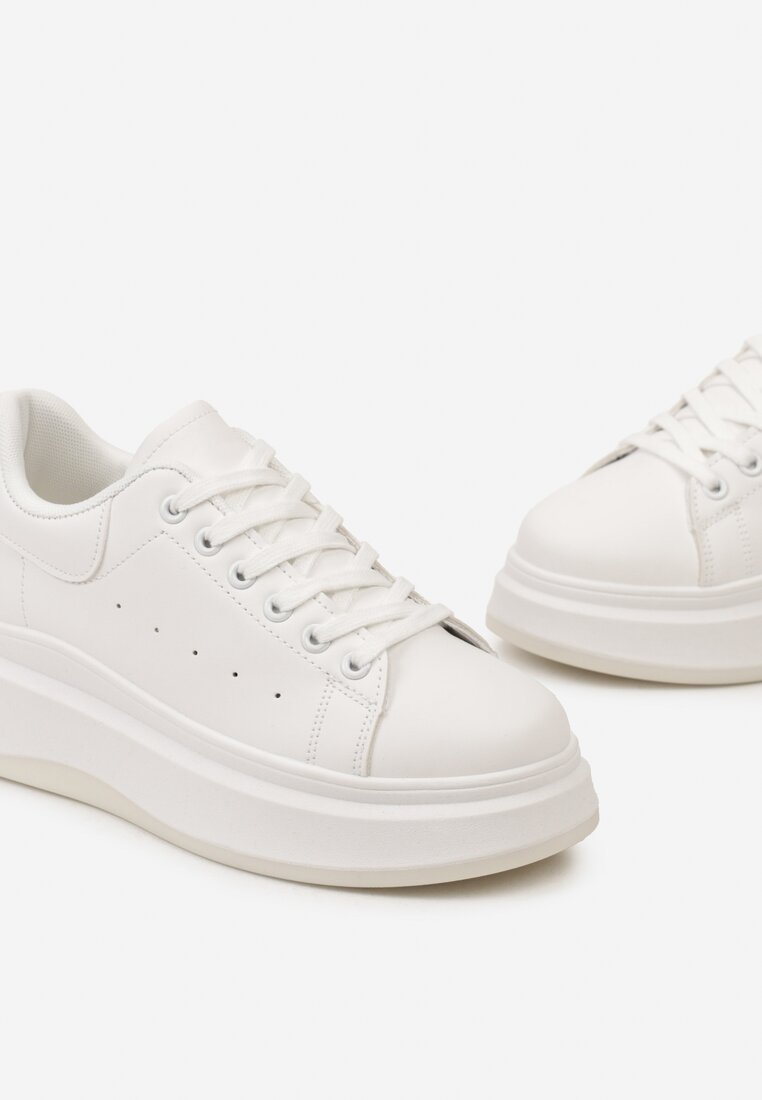 Białe Sneakersy z Delikatną Perforacją i Gumowym Misiem przy Sznurówkach Zephra