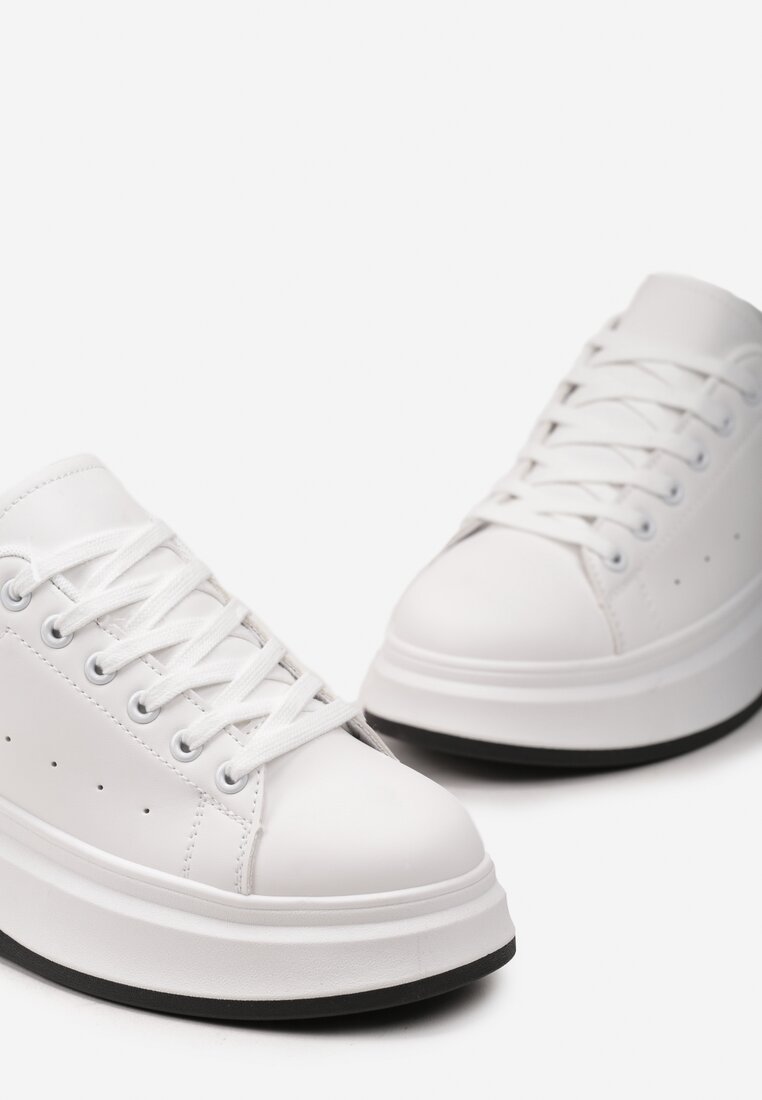 Biało-Czarne Sneakersy z Delikatną Perforacją i Gumowym Misiem przy Sznurówkach Zephra