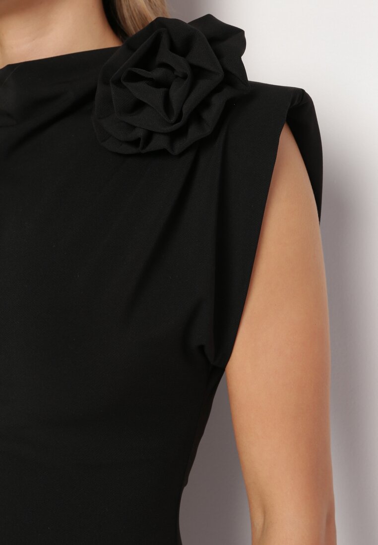 Czarna Sukienka Midi Dopasowana z Ozdobną Broszką w Kształcie Kwiatka Agnolia