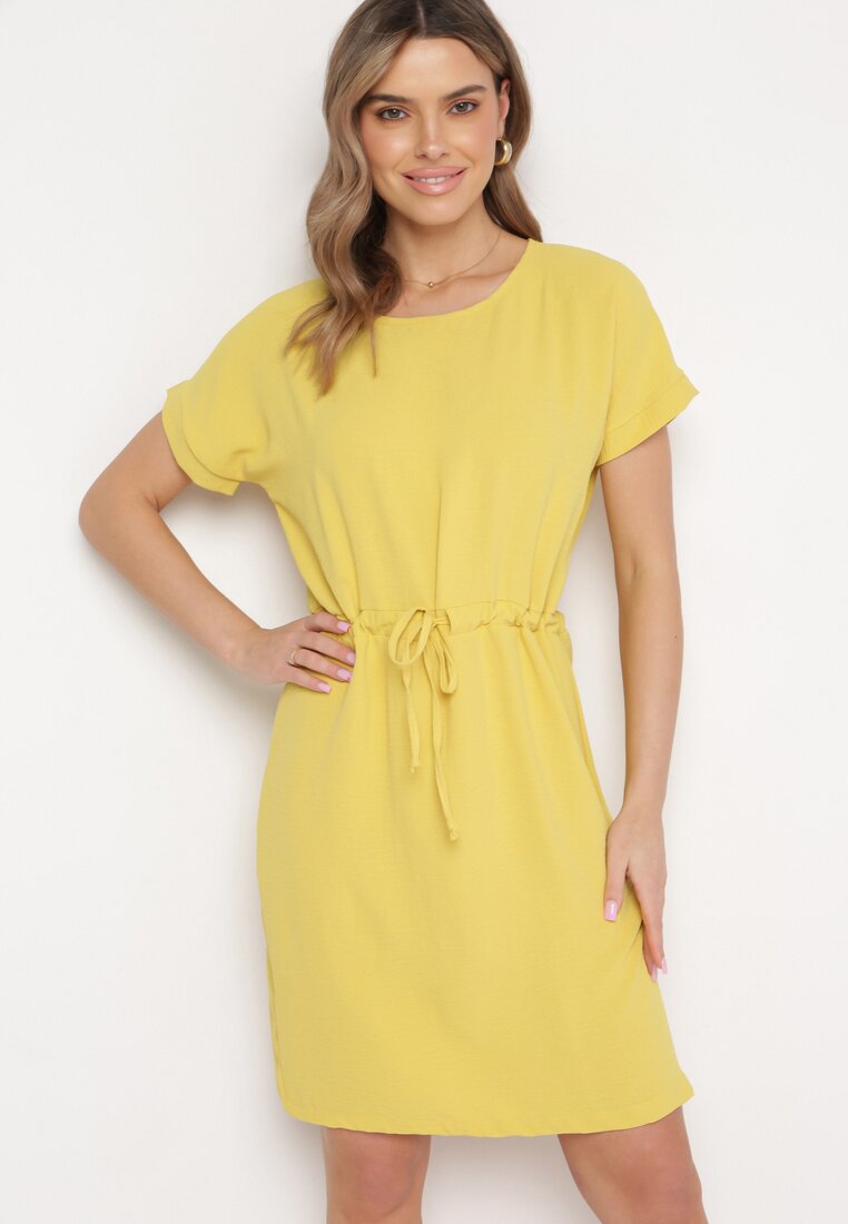 Żółta Sukienka Mini z Krótkim Rękawem Ściągana w Pasie Troczkami Bellisant