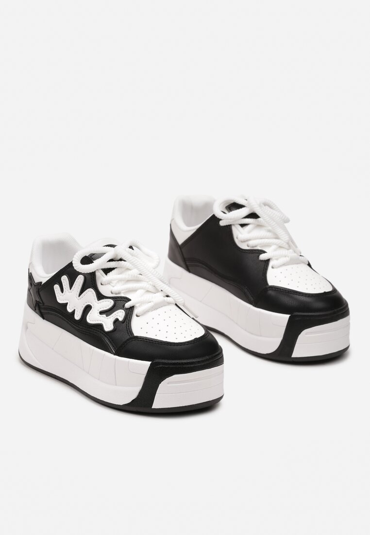 Czarno-Białe Sneakersy na Wysokiej Platformie z Ozdobną Naszywką Fandiara