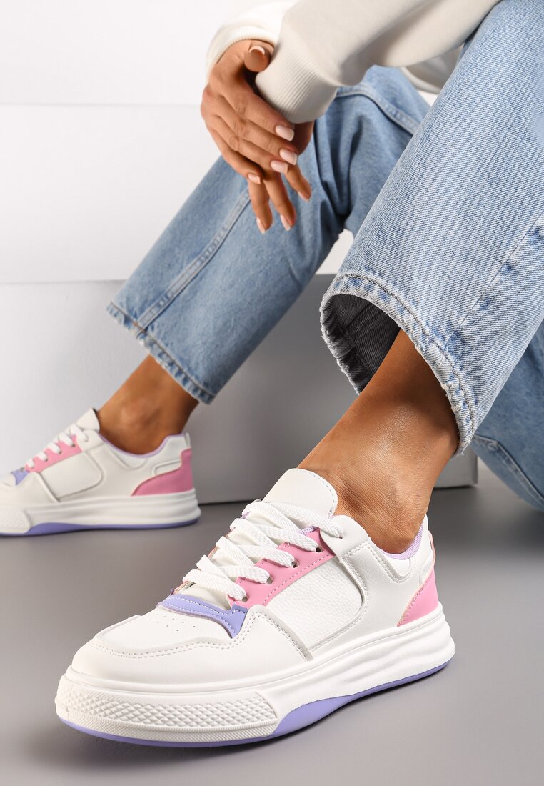 Biało-Fioletowe Sneakersy Ozdobione Kolorowymi Naszywkami Utaria
