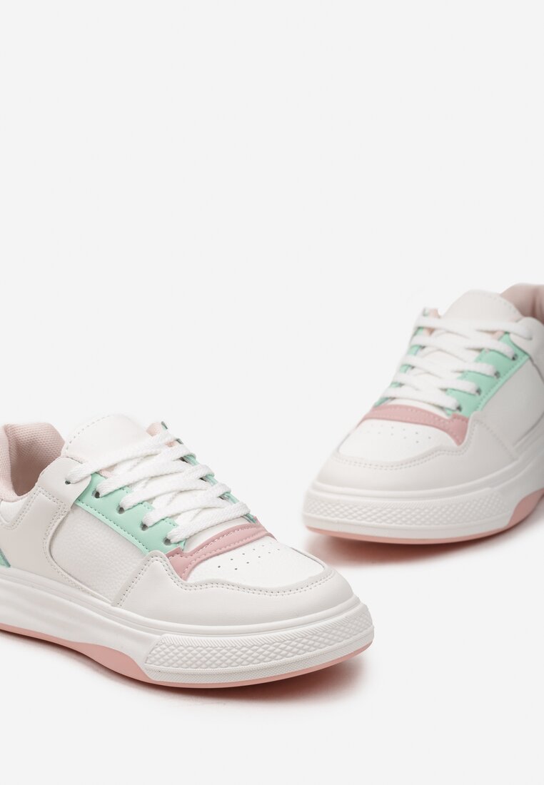 Biało-Różowe Sneakersy Ozdobione Kolorowymi Naszywkami Utaria